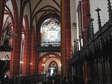 Kircheninneres mit Sauerorgel