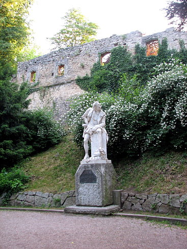 Shakespeare u. kstl. Ruine im Weimar Park an der Ilm.