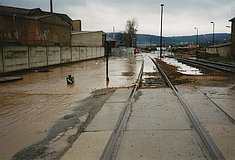 Hochwasser im April 1994: Bahnübergang am Ölwiesenweg
