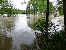 Hochwasser Mai/Juni 2013: das Saalewehr am Fuß-/Radweg nach Kleineutersdorf