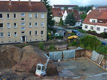 Kahla verändert sich: Neubau Einfamilienhaus in der Rollestraße / hinten Renovierung Neubaublock