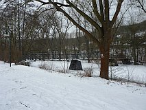 Winter 2012: komplett zugefrorene Saale mit Brücke (13. Februar 2012)