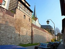 aktuelle Stadtansichten: Kahlaer Stadtmauer mit Kirche und Altstadtschule (2010-04-21)