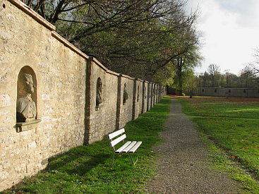 Schlossmauer Kromsdorf mit Büsten