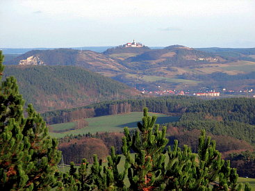 Die Leuchtenburg mit dem Pfaffenberg und dem Dohlensteinfelsen.