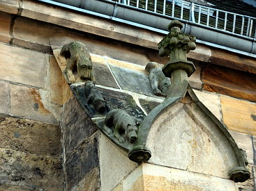 Figuren auf der Johanneskirche Saalfeld