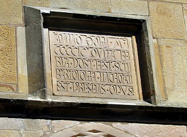 Inschrift am Eingangsportal der Liboriuskapelle in Creuzburg.