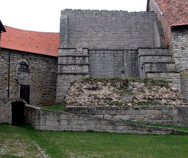 Turmrest der Burg Lohra.