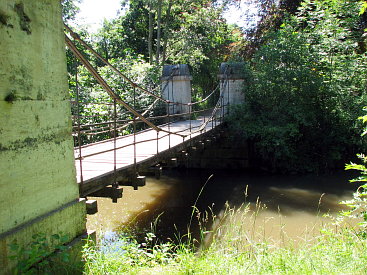 Die Schaukelbrücke im Weimar Park an der Ilm.
