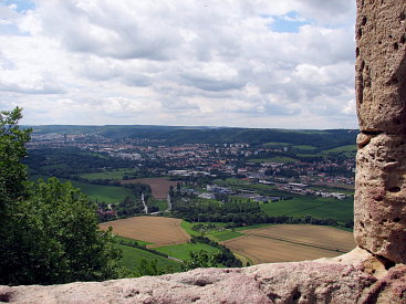 Blick auf Jena aus einer Fensternische der Burg Gleissberg.