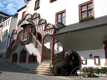 Außentreppe vom Pößnecker Rathaus.