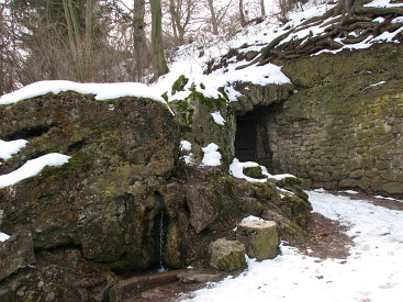 Mundloch mit Quellfassung - Parkhöhle Weimar.