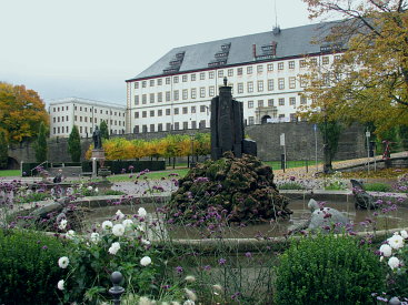 Gotha Schloss an Vordergrundmauer Kasematten.