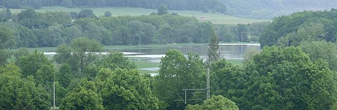 Hochwasser Mai/Juni 2013: Panorama - überflutete Felder, hinten die Bundesstraße B 88 nach Jena
