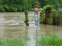 Hochwasser Mai/Juni 2013: überflutete Gärten, Brücke am Fuß-/Radweg nach Kleineutersdorf