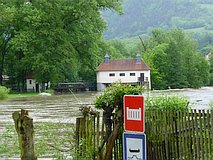 Hochwasser Mai/Juni 2013: an der Brücke am Fuß-/Radweg nach Kleineutersdorf, mit Blick aus Wehr