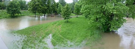 Hochwasser Mai/Juni 2013: Panorama - die Saale flutet den Spielplatz