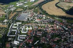 Luftbilder von Kahla: Blick: Neubaugebiet, Porzellanwerk, hinten rechts Kleinpürschütz, links das Gewerbegebiet im Camisch
