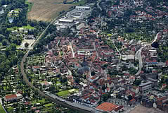 Luftbilder von Kahla: Blick: Altstadt - unten links der Rosengarten - unten mittig Einkaufsmarkt