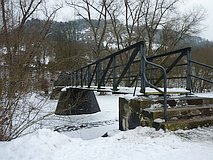 Winter 2012: komplett zugefrorene Saale mit Saalebrücke, hinten der Dohlenstein (13. Februar 2012)