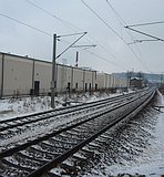 Winter 2012: Rückansicht Märkte Ölwiesenweg, Gleise, hinten der Bahnhof (13. Februar 2012)
