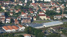 aktuelle Stadtansichten: renovierte Friedensschule - tegut Markt - Neubau am Ölwiesenweg - Ärztehaus und FFW (2011-09-16)
