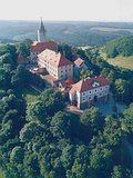 die Leuchtenburg: Luftbild der Leuchtenburg - Ansicht mit Burgeingang